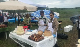 Festivalul de la Vultureni sfidează ploaia. Piscină cu noroi și alergat pe baloți