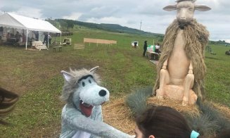 Festivalul de la Vultureni sfidează ploaia. Piscină cu noroi și alergat pe baloți