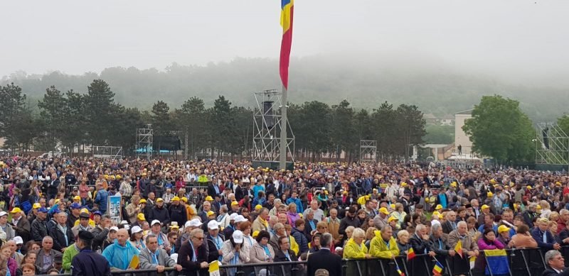 Papa Francisc, ultima zi în România. 100.000 de pelerini adunați la Blaj