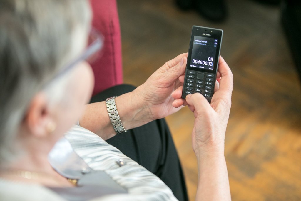 Telefonul Vârstnicului, linile gratuită și confidențială. Ce servicii oferă