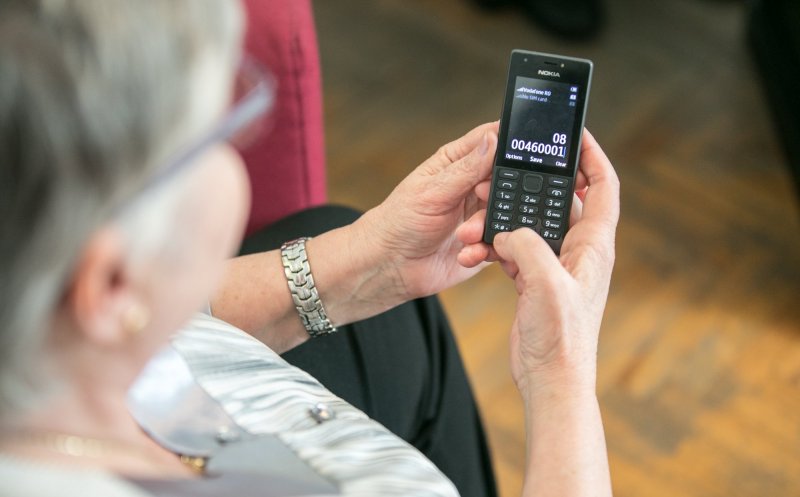 Telefonul Vârstnicului, linile gratuită și confidențială. Ce servicii oferă