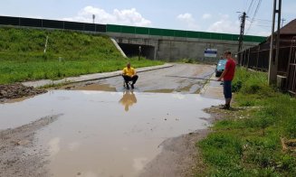La pescuit pe o stradă inundată din Gilău: "Te așteptăm la un păstrav, domnule primar!"