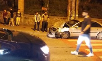 Accident în toiul nopții la Cluj. Două mașini praf, pe Clinicilor. Una făcută titirez