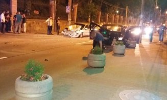 Accident în toiul nopții. Două mașini făcute praf în centrul Clujului