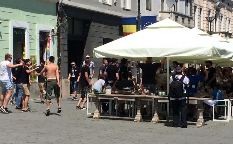 Val de suporteri ai Universității pe străzile din centrul Clujului