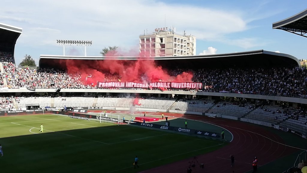 Atmosferă incendiară pe Cluj Arena. Show pirotehnic făcut de galeria "studenților"