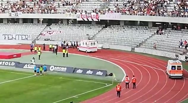 Incident la final de meci, pe Cluj Arena. Fanii pătrund pe pistă. Jandarm la pământ