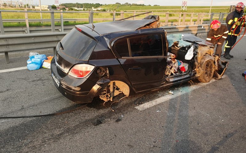 Accident pe autostradă. Trei persoane rănite, una încarcerată