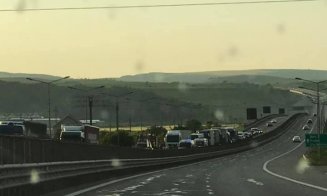 Accident pe autostradă. Cel puțin o persoană încarcerată. Trafic blocat