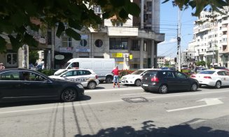 Accident pe Brâncuși. Tânără lovită pe zebră