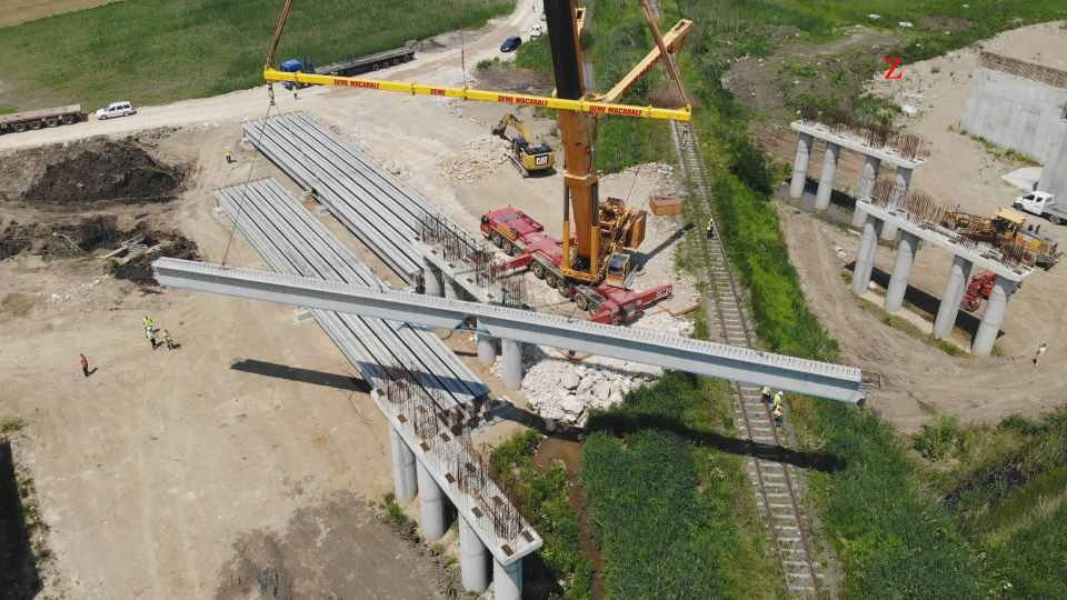 Tur de forță pe autostrada Sebeș-Turda / În 2 săptămâni s-au ridicat grinzile la 7 supratraversări