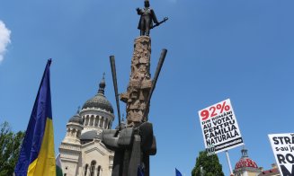 Miting pentru familia tradițională, la Cluj. Steagul comunității LGBT a fost călcat în picioare de participanţi