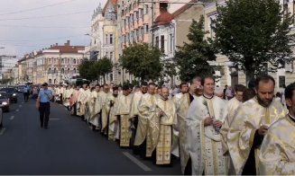 Rusalii la Cluj: Peste 2.000 de credincioşi s-au rugat pentru roadele câmpului în timpul procesiunii