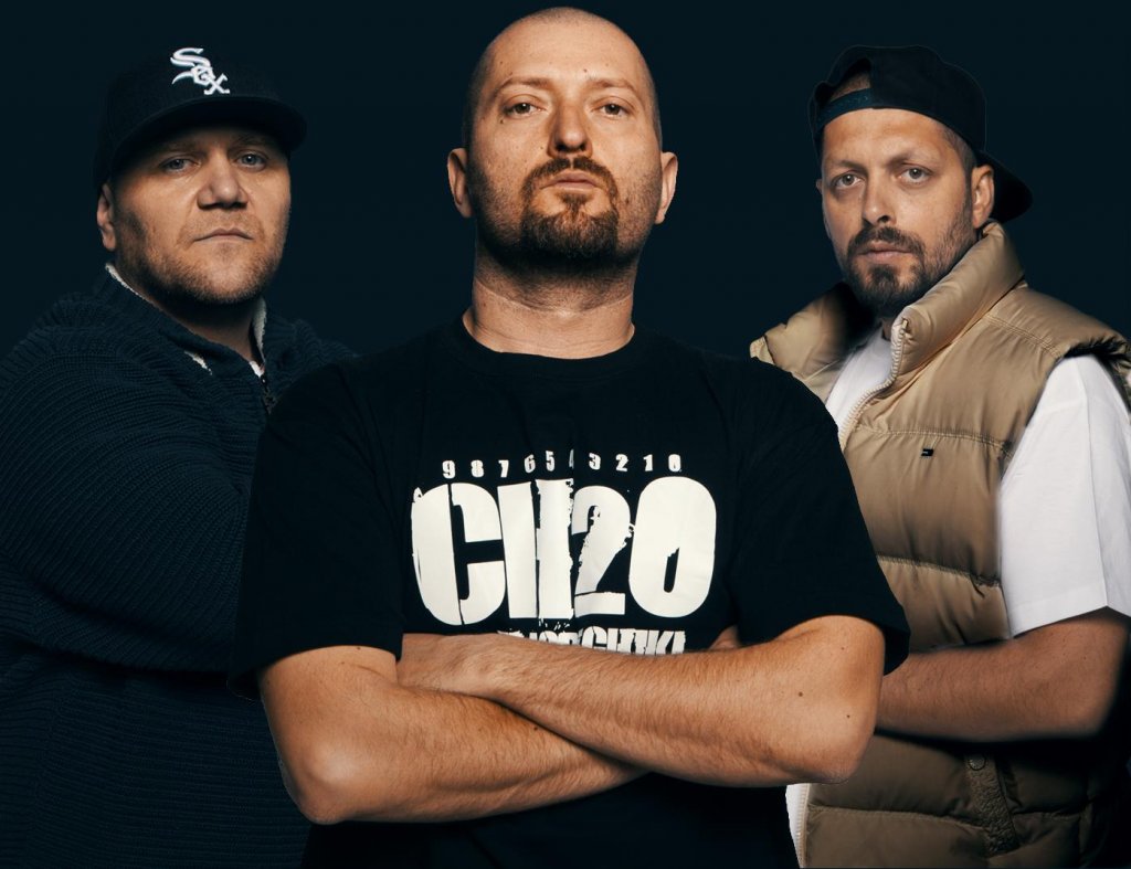 Scandal cu cântec în poliție. "Paraziții", dați în judecată: "Ne-au înjurat de toţi sfinţii şi răniţii"