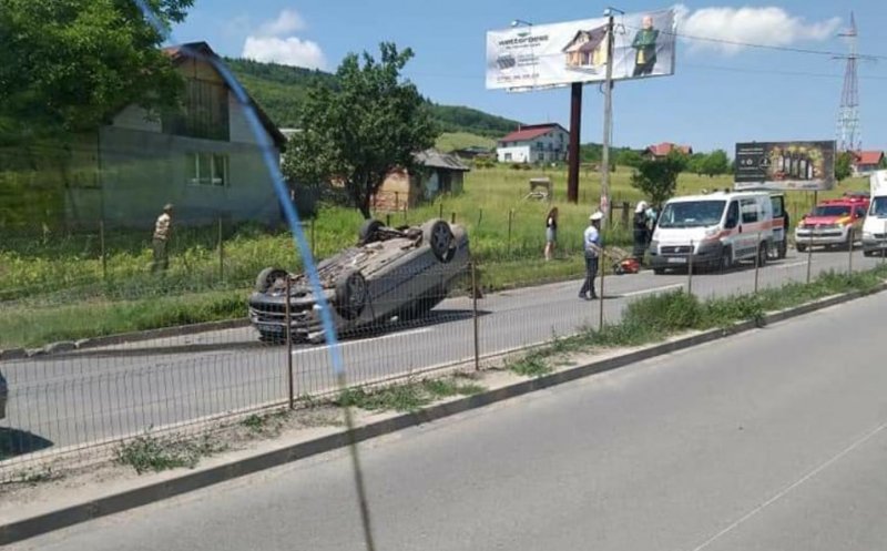 Accident cu răniți în Vâlcele. O mașină s-a dat peste cap. Trafic îngreunat