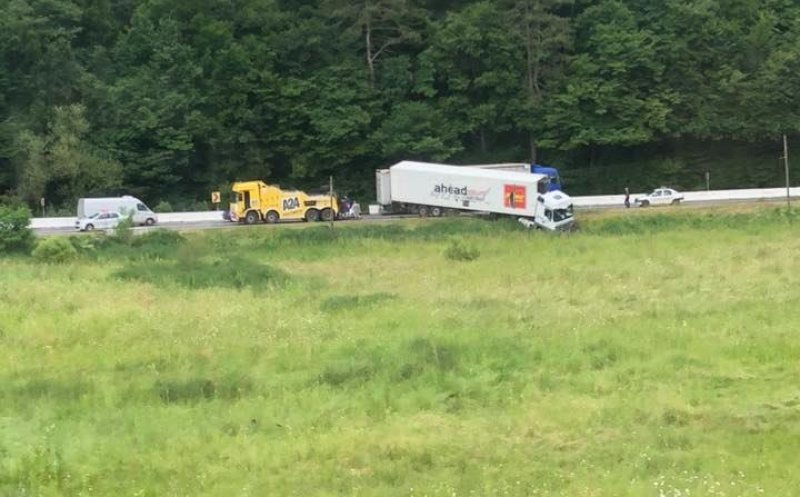 Trafic blocat în Bologa. Camion ieşit de pe şosea