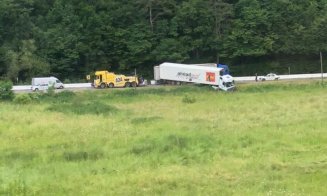 Trafic blocat în Bologa. Camion ieşit de pe şosea