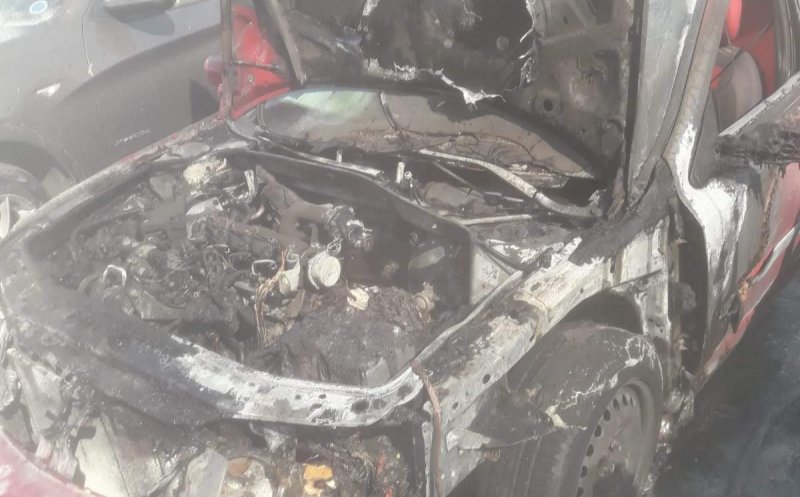 Incendiu în parcarea din Piața Cipariu / Două mașini cuprinse de flăcări