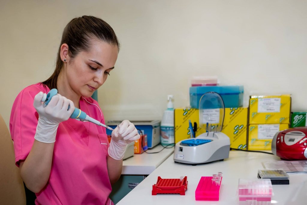 Regina Maria a cumpărat laboratorul Genetic Center Cluj
