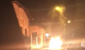 Maşină cuprinsă de flăcări în centrul Clujului. A ars ca o torță