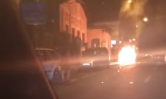 Maşină cuprinsă de flăcări în centrul Clujului. A ars ca o torță