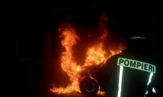 Maşină cuprinsă de flăcări în centrul Clujului. A ars ca o torță