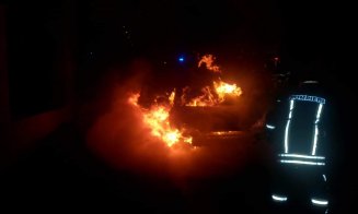 Maşină cuprinsă de flăcări în centrul Clujului. A ars ca o torță