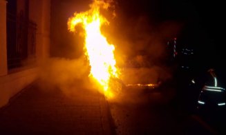 Maşină cuprinsă de flăcări în centrul Clujului. A ars ca o torță