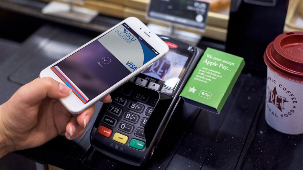 Serviciul Apple Pay, funcțional în România. Anunțat oficial de BT și de Orange
