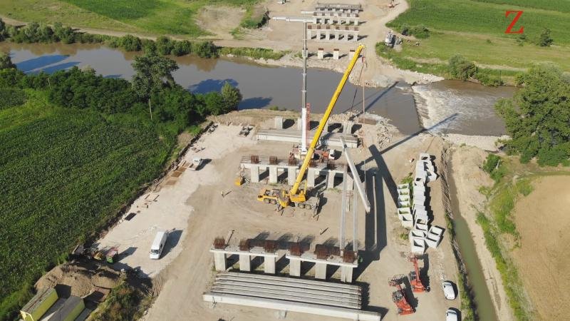 Premieră pe Autostrada Sebeș - Turda: au început să se ridice grinzile la viitorul pod peste Mureș