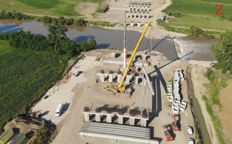Premieră pe Autostrada Sebeș - Turda: au început să se ridice grinzile la viitorul pod peste Mureș
