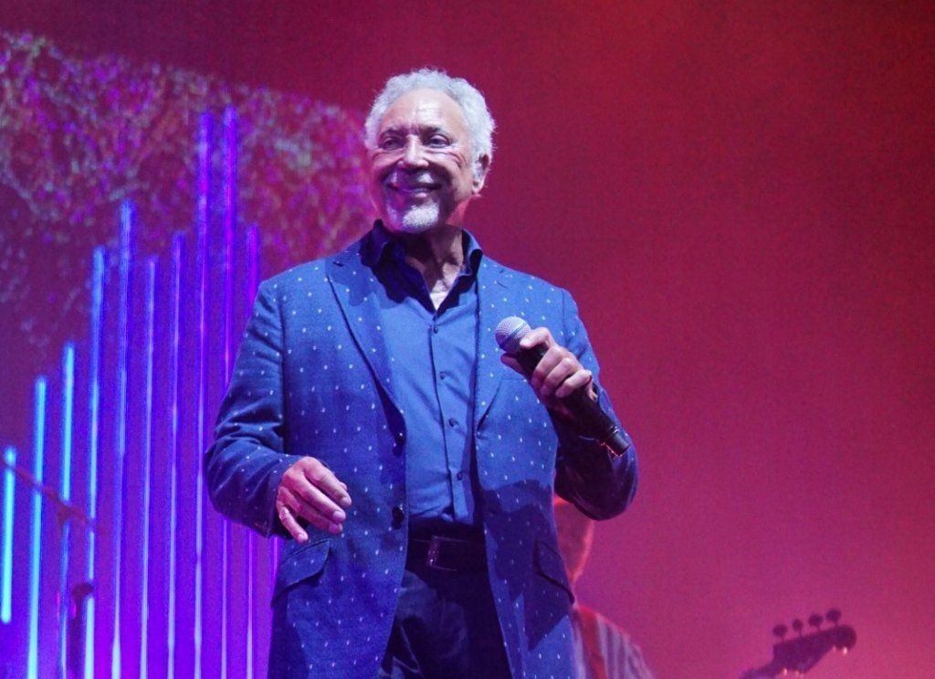 Tom Jones, o voce fără vârstă. A făcut show în faţa a peste 5.000 de clujeni