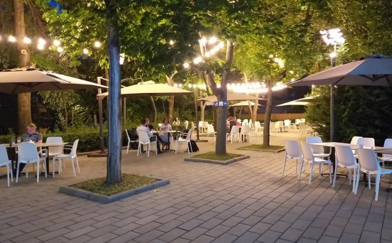 Terasa de pe malul lacului din Gheorgheni a fost renovată. Vezi ce modificări s-au făcut