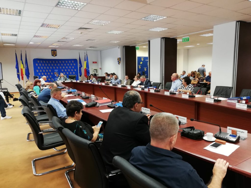 Consiliul judeţean angajează avocat pentru cele 44 de procese cu aeroportul