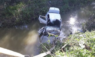 A căzut cu maşina în apă / Beat, fără permis