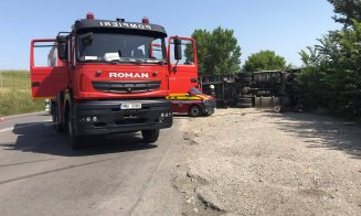 TIR răsturnat la intrare în Turda. Doi răniți, șoferul încarcerat