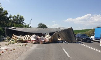 TIR răsturnat la intrare în Turda. Doi răniți, șoferul încarcerat
