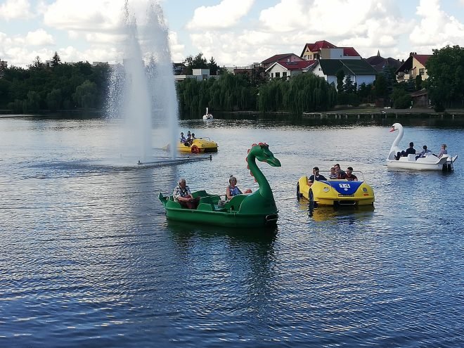 Lacul din cartierul Gheorgheni este populat cu flamingo, lebede, dragoni si automobile plutitoare