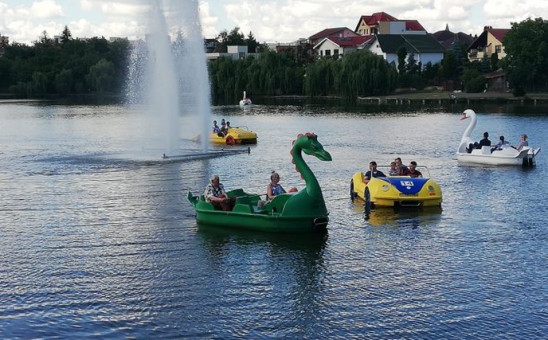 Lacul din cartierul Gheorgheni este populat cu flamingo, lebede, dragoni si automobile plutitoare