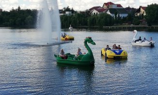 Lacul din cartierul Gheorgheni este populat cu flamingo, lebede, dragoni si automobile plutitoare