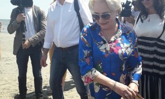Viorica Dăncilă, desculță în nisip, pe malul mării. Meci de ping pong cu Teodorovici