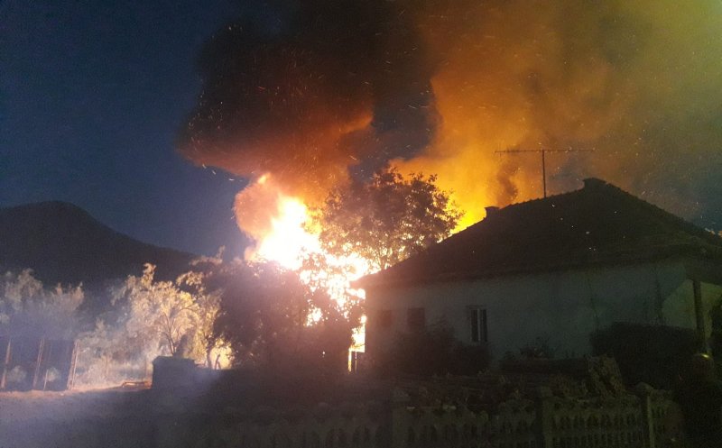Incendiu puternic la o casă din Cășeiu