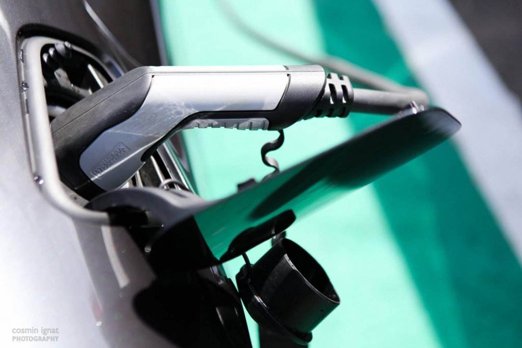 Românii trec pe eco. Numărul vehiculelor hibride și electrice, în creștere
