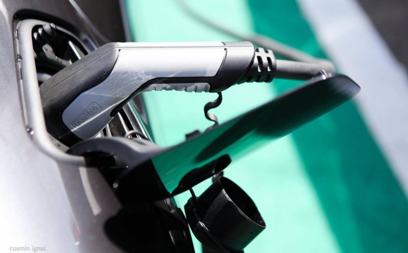 Românii trec pe eco. Numărul vehiculelor hibride și electrice, în creștere