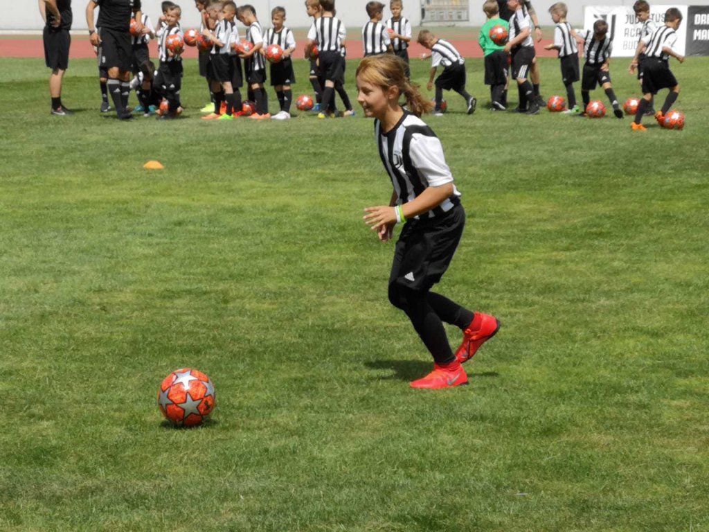 Are 8 ani şi vrea să joace la campioana României / Este singura fată înscrisă la Juventus Camp