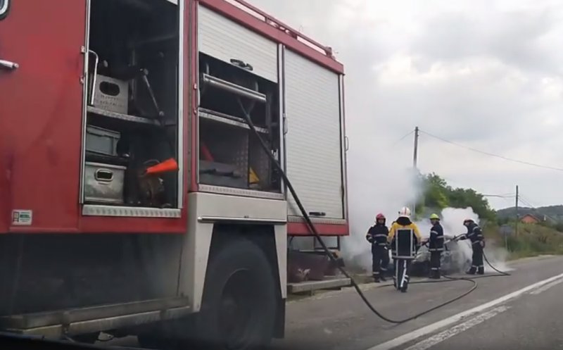 Mașină mistuită de flăcări pe un drum din Cluj. A luat foc în mers