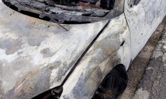 Mașină mistuită de flăcări pe un drum din Cluj. A luat foc în mers