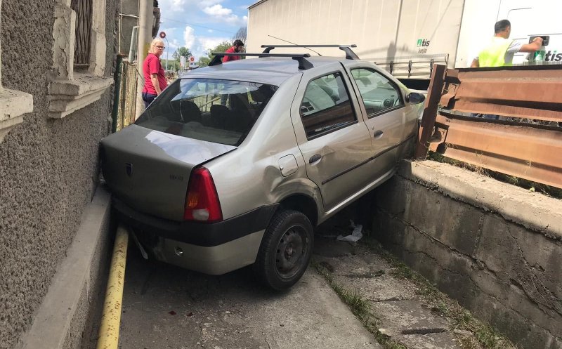 Nu s-a asigurat şi a intrat într-un atutotren. Proiectat într-un parapet şi o casă