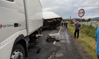 Accident grav la Cluj. Impact violent între o mașină și un autotren. Trafic îngreunat