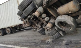 Accident grav la Cluj. Impact violent între o mașină și un autotren. Trafic îngreunat